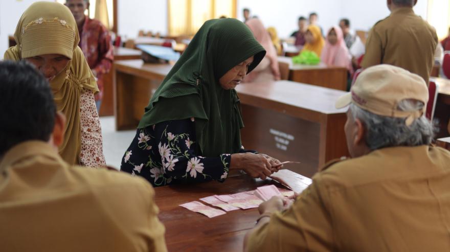 Pemkal Sendangsari Salurkan BLT DD Triwulan IV